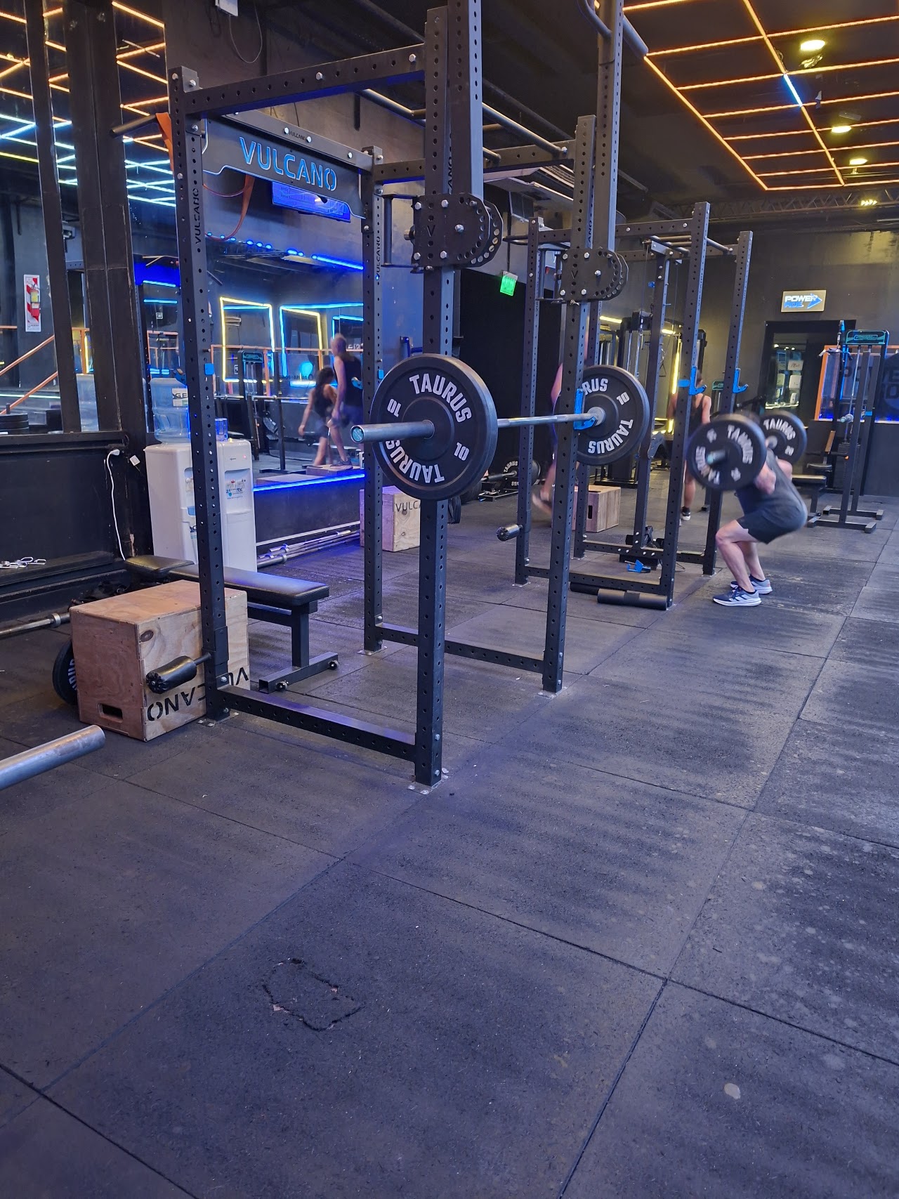 Sector de musculación y pesas libres del gimnasio Magnus Fitness