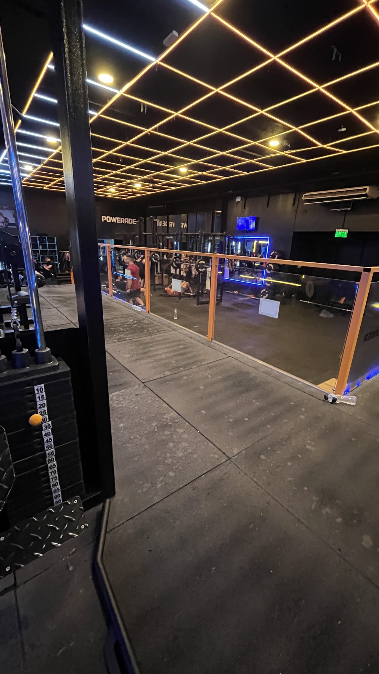 Zona de entrenamiento con racks y discos de pesas en Magnus Fitness